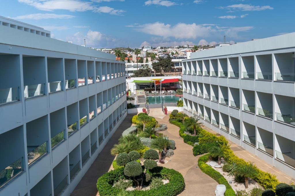 Plajă cu apă turcoaz în Ayia Napa